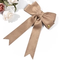 Detaillierte Textur der khakibraunen Cord-Haarschleife mit langen Bändern und Logo - Khaki