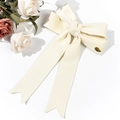 Detail der cremefarbenen Schleifen-Haarspange aus Cord mit langen Bändern - Beige