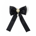 Dettaglio di spilla a fiocco in pizzo nero con perle bianche e base in metallo dorato - Stile Fiocco Nastro Perla a Goccia (2#)