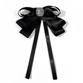 Detail einer eleganten schwarzen Satin-Schleife Brosche mit funkelnden Kristall-Steinen - Strahlende Strassdekoration (2#)