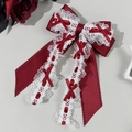 Dettaglio di un fermaglio per capelli Lolita rosso scuro con pizzo bianco e nastri - Borgogna