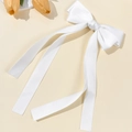 Elegante lazo para el pelo de satén blanco con cintas largas sobre un fondo beige neutro - Blanco