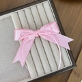 Pinza de pelo con lazo de satén rosa y bordes de encaje ondulado de estilo elegante - Rosa