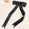 Vue détaillée d'un nœud papillon en satin noir avec de longs rubans élégants - Noir