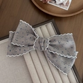 Elegante grijze bloemen haarclip met witte kanten rand op een minimalistische standaard - Grijs Kantrand Bloemen Strik (2#)