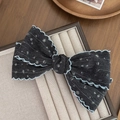 Detail van de bloemen denim haarstrik met geborduurde schulpranden en veerclip - Donkerblauw Stippen Bloemen Strik (1#)