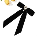 Detail der Samtschleife-Haarspange mit Perlenanhänger und eleganten floralen Akzenten - Schwarz