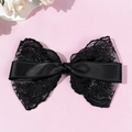 Vue détaillée du grand nœud papillon en dentelle noire avec ruban satiné et fleurs - Noir
