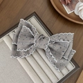 Detail van vintage bloemen strik haarclip met elegante witte kant en gelaagde structuur - Khaki Bloemen (2#)