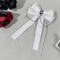 Dettaglio fermaglio per capelli in pizzo bianco con catene, croce e pietra preziosa scura - Bianco