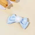 Detail van de lichtblauwe satijnen strik haarclip met een zachte witte bonten pompon - Lichtblauwe Enkele Strik met Pompon (1#)