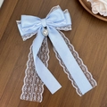 Detalle de un lazo de satén azul con encaje blanco, corazón de strass y cintas largas sueltas - Estilo de Strass de Corazón con Cinta de Encaje (4#)