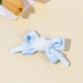 Gedetailleerd beeld van de lichtblauwe satijnen strik met een witte zachte pompon - Lichtblauwe Mini Dubbele Strik met Pompon (2#)
