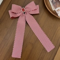 Macro-opname van rode pied-de-poule haarstrik met centrale robijn en fonkelende strasstenen - Rood Wit Hondentand Rood Edelsteen Strik Stijl (1#)