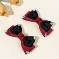 Juego de dos pinzas para el cabello con lazos rojos y negros y dijes de estrellas - Burdeos