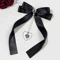 Fermaglio a fiocco gotico in raso nero con strass a cuore e catena di perle pendente - Nero