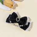 Dettaglio del fermaglio Lolita in pizzo con strass a cuore e catena di perle - Stili in Pizzo Nero / Nero