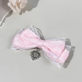 Detailaufnahme der rosa Schleife Haarspange mit Spitze und silbernem Herz-Anhänger - Herzkreuz-Stil (1#)