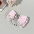 Detail einer rosa Satinschleife mit Spitze und Kristallherz in der Mitte des Clips - Perlenketten Edelstein-Stil (2#)