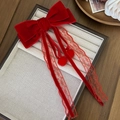 Dettaglio fiocco in velluto rosso con nastri in pizzo e pompon morbidi decorativi - Fiocco Pompon Nastro Pizzo (2#)