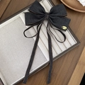 Detalle de lazo para el pelo en denim con costuras amarillas y placa de metal Chanceux - Negro
