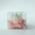 Diadema de corona de encaje para bebés con flores de gasa rosa en caja de regalo clara - Blanco Roto