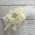 Bandeau à fleurs en mousseline crème avec perles, strass et plumes délicates - Beige