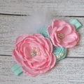 Bandeau bébé fleurs roses et menthe avec perles, strass et plumes blanches - Menthe