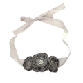 Détail de fleurs en tissu gris avec perles sur une ceinture en satin pour mariage - Gris clair