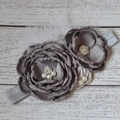 Détails de fleurs en satin gris avec perles, strass et plumes blanches sur bandeau - Gris clair