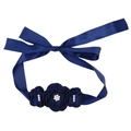 Détail de fleurs en satin bleu marine avec perles sur une ceinture en ruban de satin - Bleu marine