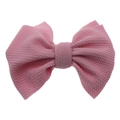 Dettaglio della trama a nido d'ape rosa sul fiocco in nylon fatto a mano per bambini - Accessorio per capelli con fiocco / Rosa Chiaro