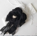 Bandeau vintage élégant avec fleurs noires, perles, dentelle et accents de plumes - Noir