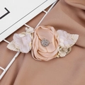 Détail d'une pince à fleurs en mousseline de soie pêche avec strass argenté au centre - Rose Pêche (LKL02-7)