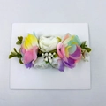 Detailansicht eines floralen Stirnbands mit weißen Rosen und bunten Kunstblumen - Regenbogen