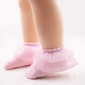 Rosa Baby-Spitzensocken mit gestuften Strickrüschen und zartem Blumenmuster - Hellrosa