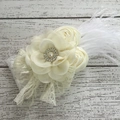 Eleganter Stirnband mit Chiffon-Blume, Perlen, Strasssteinen und weichen Federn - Beige