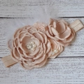 Bandeau élégant à fleurs champagne avec perles et plumes pour la photographie de bébé - Khaki