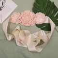 Ceinture élégante en fleurs de tissu pêche avec perles blanches sur ruban de satin - Vert Pâle