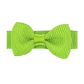 Détail d'un nœud papillon vert citron en ruban gros-grain avec pince en métal gainée de tissu - Vert Herbe