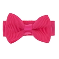 Gros plan détaillé sur un nœud rose en ruban gros-grain avec texture pour enfants - Rose rouge
