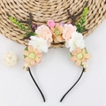 Cerchietto corna di renna natalizie con fiori di seta rosa e crema su stuoia di paglia - Stile Corno di Fiori della Foresta (CC01)