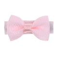 Détail d'un nœud papillon en ruban gros-grain rose avec texture côtelée et pince en métal - Rose Clair