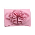 Détail d'un bandeau rose gaufrette pour bébé avec une grande fleur plissée 3D multicouche - Rose Clair