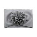 Détail d'un bandeau pour bébé gris clair en maille gaufrée avec une grande fleur décorative - Gris clair