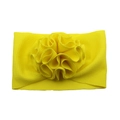 Détail d'un bandeau élastique jaune pour bébé orné d'une fleur en tissu gaufré texturé - Jaune