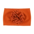 Gros plan du bandeau en maille gaufrée orange avec une décoration florale 3D détaillée - Rouge rouille