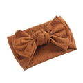 Detailaufnahme der braunen Rippstrick-Struktur und Schleife am Baby-Stirnband - Kaffeebraun