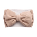 Vue détaillée du bandeau souple pour bébé en nylon extensible avec un grand nœud en beige - Khaki