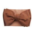 Détail d'un bandeau élastique doux pour bébé avec un grand nœud papillon marron foncé - Café